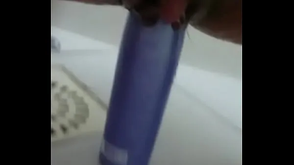 Se Stuffing the shampoo into the pussy and the growing clitoris totalt Tube