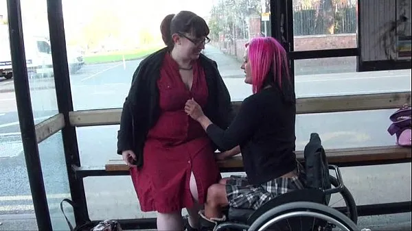 Δείτε συνολικά Leah Caprice and her lesbian lover flashing at a busstop Tube
