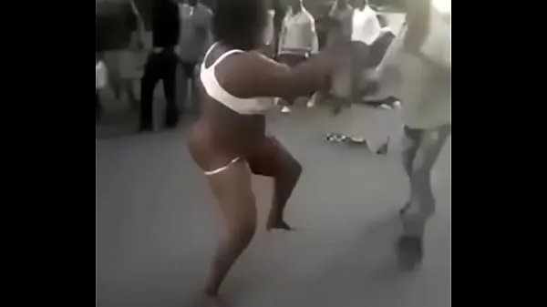 Regarder Une femme se déshabille complètement lors d'un combat avec un homme à NairobiTube au total