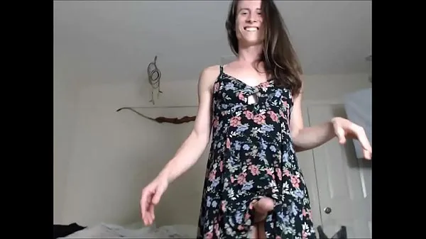 Bekijk Shemale in a Floral Dress Showing You Her Pretty Cock totale buis