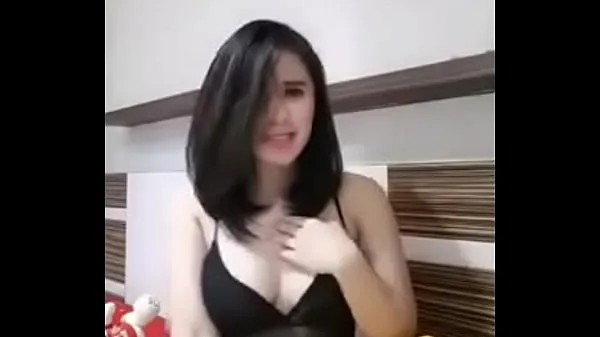 دیکھیں Indonesian Bigo Live Shows off Smooth Tits کل ٹیوب