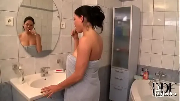 Δείτε συνολικά Girl with big natural Tits gets fucked in the shower Tube