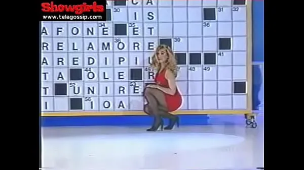 Guarda Simona Tagli - Crossword clue with a red dressTutto in totale