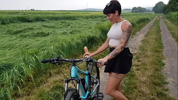 Se Premiere! Bicycle fucked in public horny i alt Tube