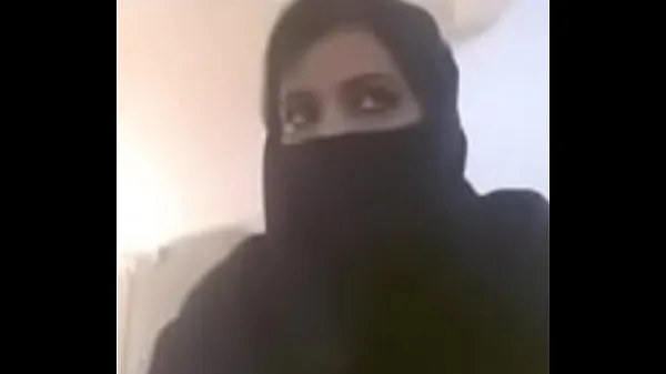 Nézze meg Muslim hot milf expose her boobs in videocall teljes csövet