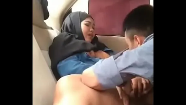 Bekijk Hijab girl in car with boyfriend totale buis