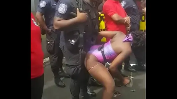 Tonton Popozuda Negra Sarrando at Police in Street Event jumlah Tube