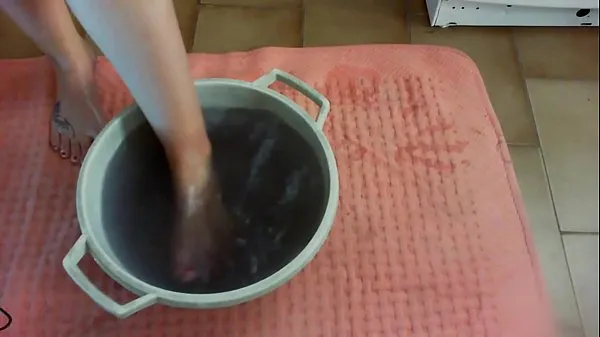 Sehen Sie sich insgesamt Submission Video g., in einem schmutzigen Keller mit völlig nackten Füßen zu stehen Tube an