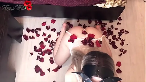 Titta på Beautiful Babe Sensual Fucks in Rose Petals On Valentine's Day totalt Tube