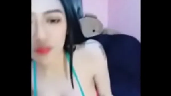 Regarder Big tits girl live, take off, show off the nipples beautifullyTube au total