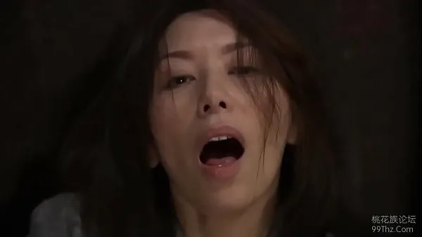 观看Japanese wife masturbating when catching two strangers总管