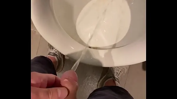 Nézze meg Tiny useless foggot cock pee in toilet teljes csövet