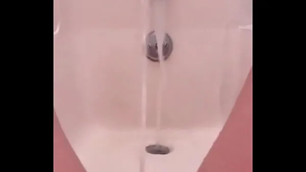 Titta på 18 yo pissing fountain in the bath totalt Tube