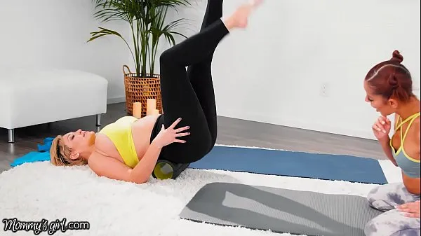 Bekijk MommysGirl Vanna Bardot Has A Hardcore Fingering Yoga Training With Hot MILF Ryan Keely totale buis