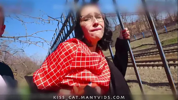 Ver Caminemos en la naturaleza - Agente público recoge a estudiante ruso para follar al aire libre real / besar gato 4k tubo total