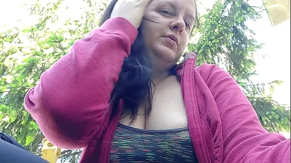 Toplam Tube Nicoletta smokes in a public garden and shows you her big tits by pulling them out of her shirt izleyin