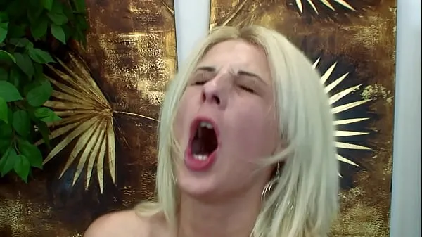 Oglądaj This beautiful blonde teen shoves her fingers in her pussy until she squirts like a waterfall cały kanał