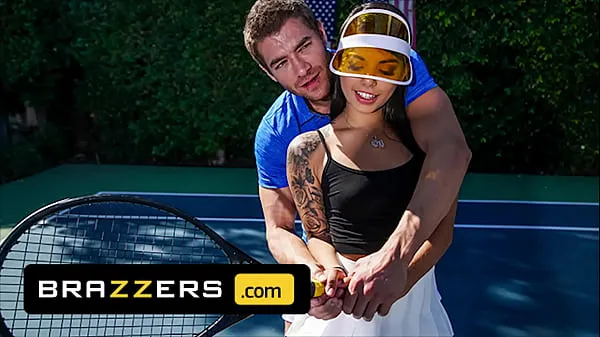 Assistir Xander Corvus) Massages (Gina Valentinas) Foot To Ease Her Pain They End Up Fucking - Brazzers tubo total