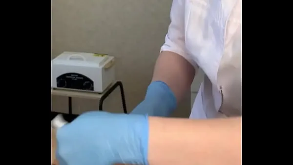 Sehen Sie sich insgesamt Der Patient KOMMT kraftvoll während des Untersuchungsverfahrens in die Hände des Arztes Tube an