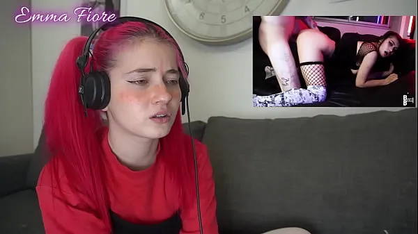 Oglądaj Petite teen reacting to Amateur Porn - Emma Fiore cały kanał