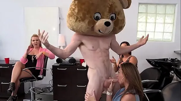 Oglądaj DANCINGBEAR - Interracial Crew Of Cock Hungry Whores Eating Male Strippers Alive cały kanał