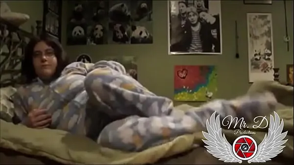Pozrieť celkom Playing in my parents' bed in my pajamas, I masturbate while I think my step brother fucks my fat and wet pussy Tube