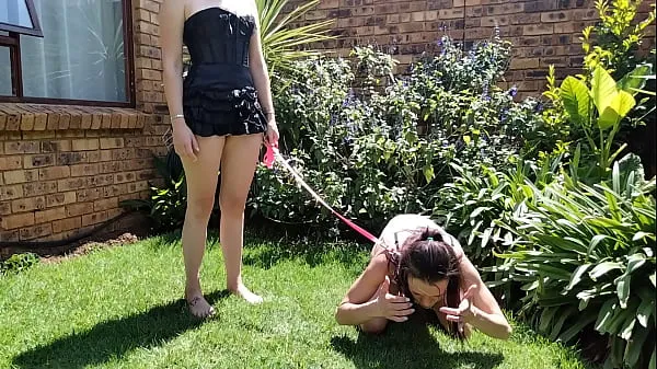 Nézze meg Girl taking her bitch out for a pee outside | humiliations | piss sniffing teljes csövet