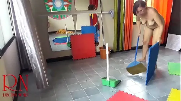 Oglądaj Nudist maid cleans the yoga room. A naked cleaner cleans mirrors, sweeps and mops the floor. scene 1 cały kanał