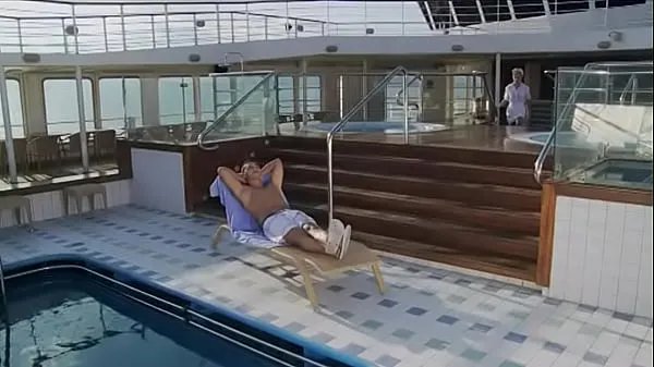 Tonton Screwing a Guest by the Pool on the Yacht Is Her Goal Today jumlah Tube