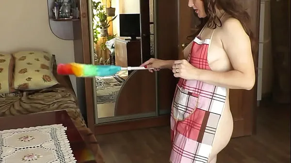 Oglejte si MILF sexy brunette Frina naked cleans apartment and sings song "Katyusha". Booty ass MILF natural tits. Naked mommy brunette MILF cleans room. Home nudism. No panties and bra skupaj Tube