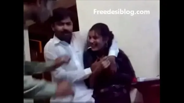 Nézze meg Pakistani Desi girl and boy enjoy in hostel room teljes csövet
